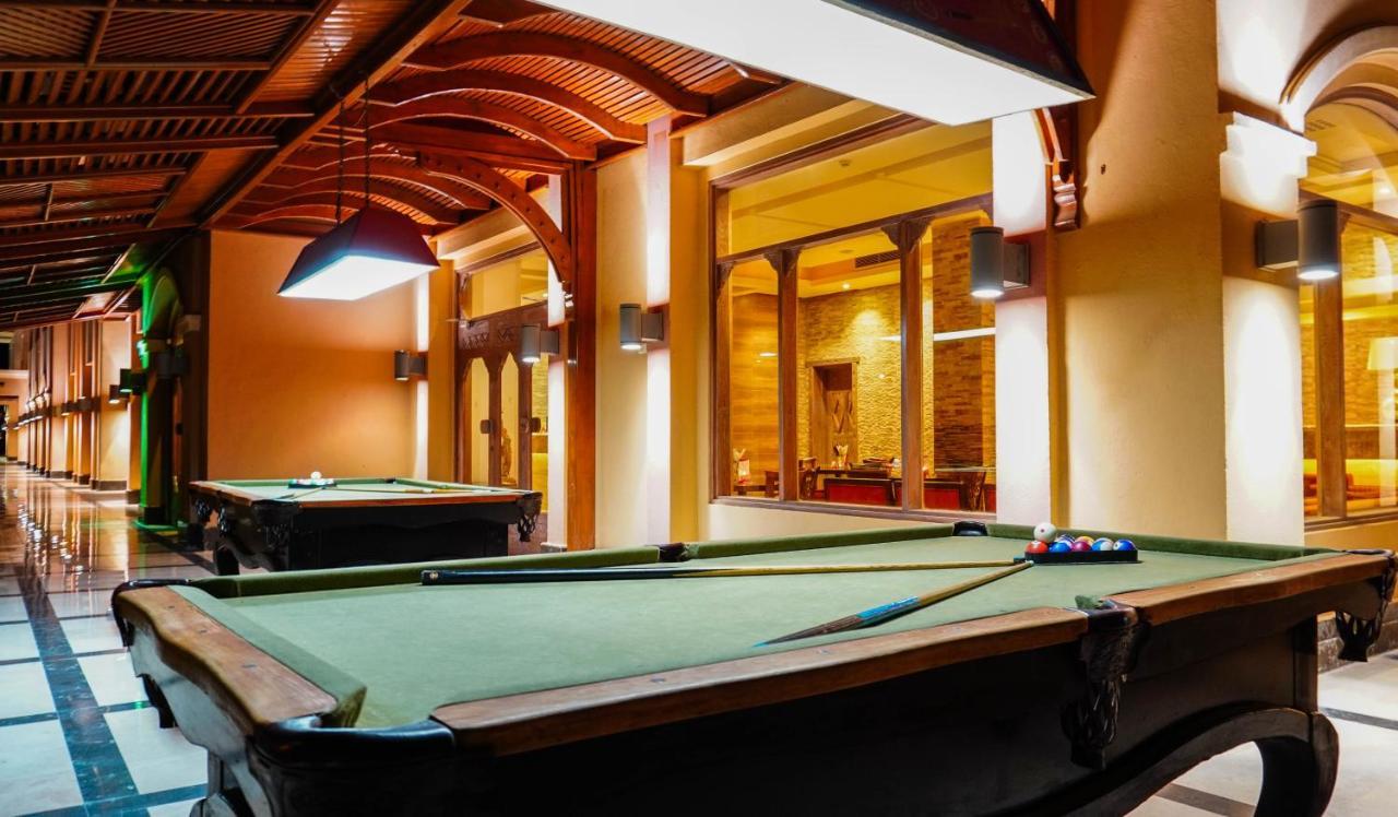 Charmillion Club Aquapark Hotel Sarm es-Sejk Kültér fotó The pool table at the hotel