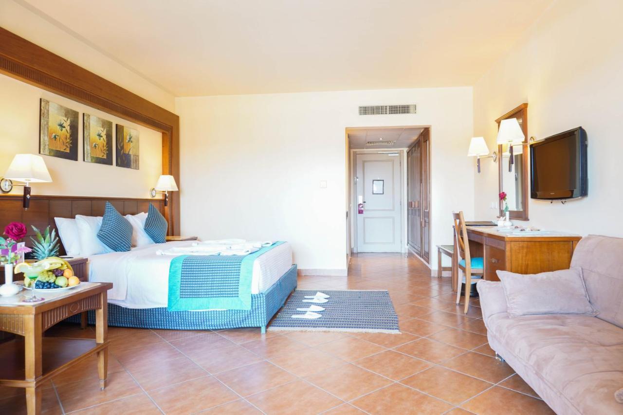 Charmillion Club Aquapark Hotel Sarm es-Sejk Kültér fotó A room at the Hilton Sharm El Sheikh