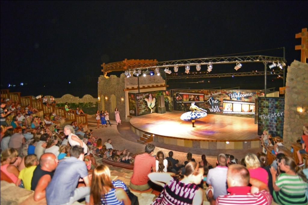 Charmillion Club Aquapark Hotel Sarm es-Sejk Kültér fotó The amphitheater at the resort