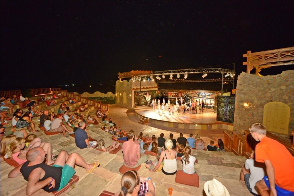 Charmillion Club Aquapark Hotel Sarm es-Sejk Kültér fotó The amphitheater at the resort